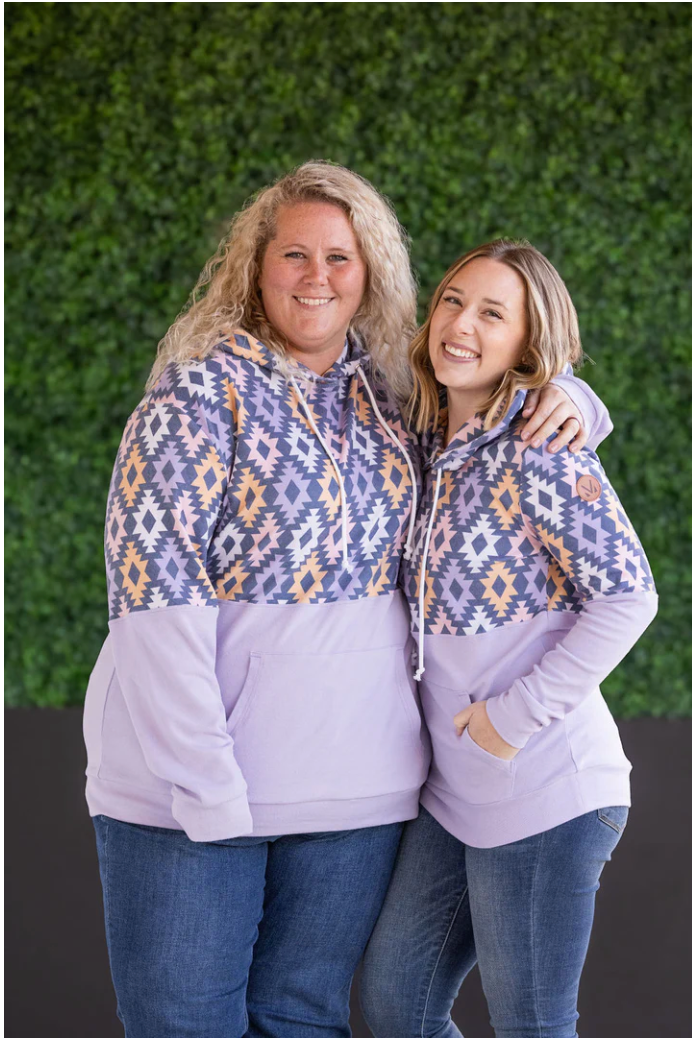 EN ROUTE Hailey Pullover Hoodie - Lavender and Dark Geometric